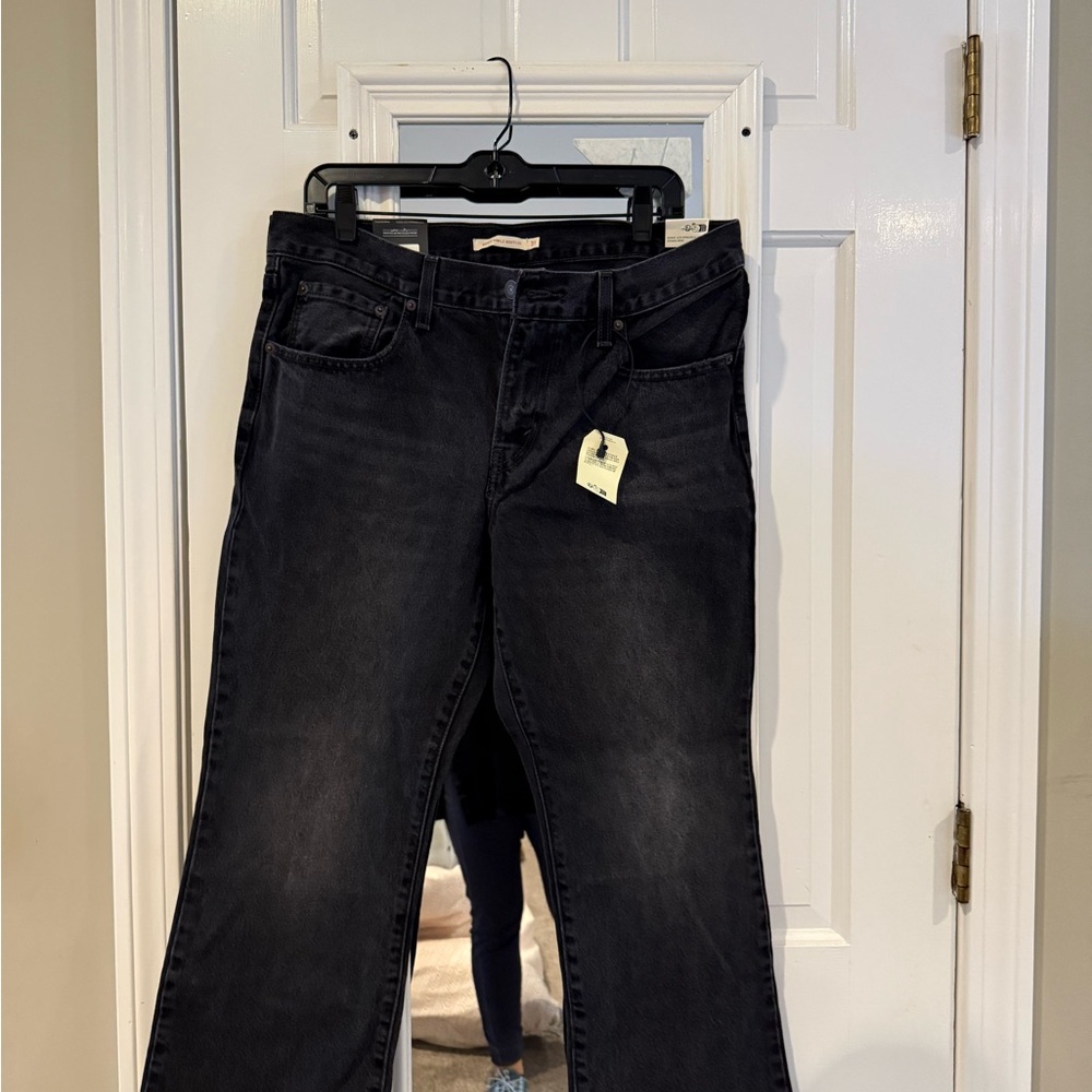Levi's Women's Straight Leg Jeans in Black - NWT - size 31 x 27 - distressed hem